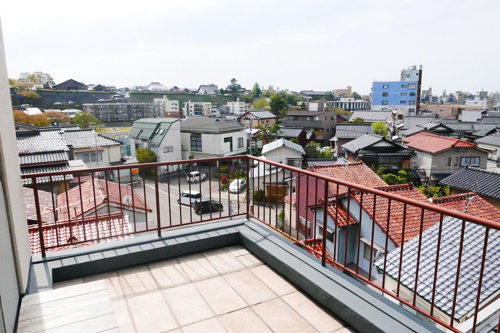 デラックス和室二間　ジェットバス・キッチン付き バルコニーからの眺望0 | トラベラーズホステル ケイズハウス金沢