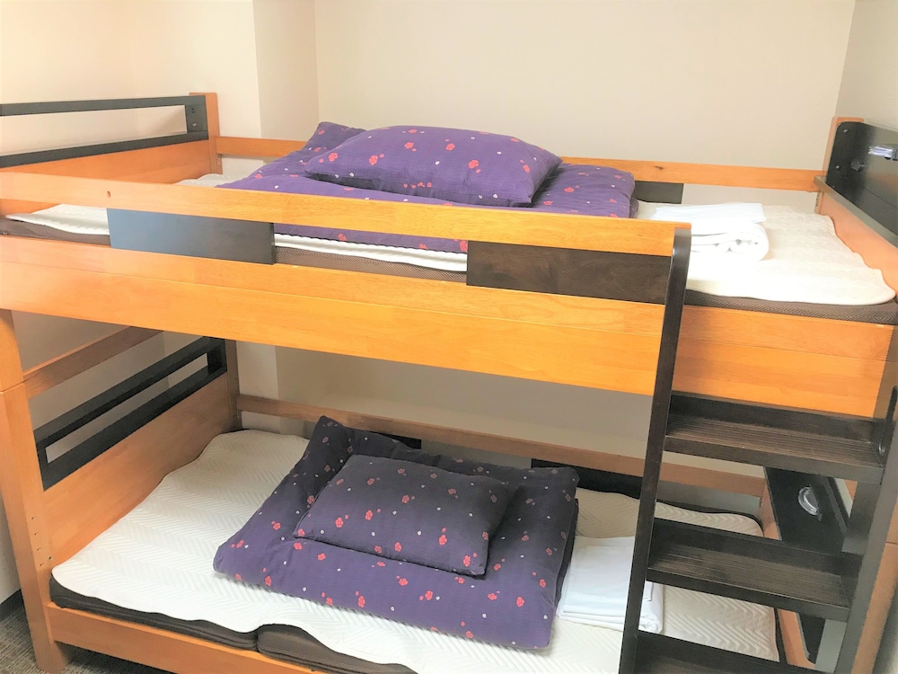 トリプルルーム　共用バスルーム 客室1 | トラベラーズホステル ケイズハウス金沢