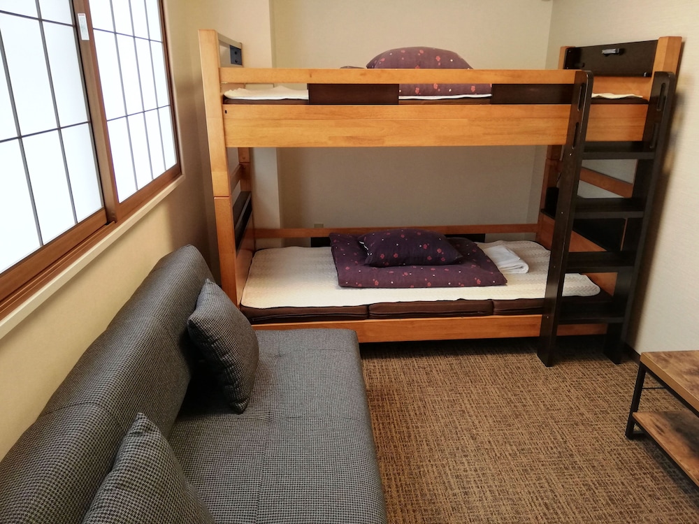 トリプルルーム　共用バスルーム 客室2 | トラベラーズホステル ケイズハウス金沢