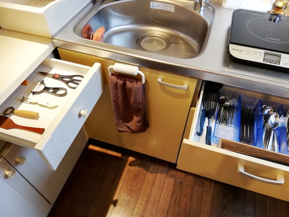 デラックス和室二間　ジェットバス・キッチン付き 専用簡易キッチン0 | トラベラーズホステル ケイズハウス金沢