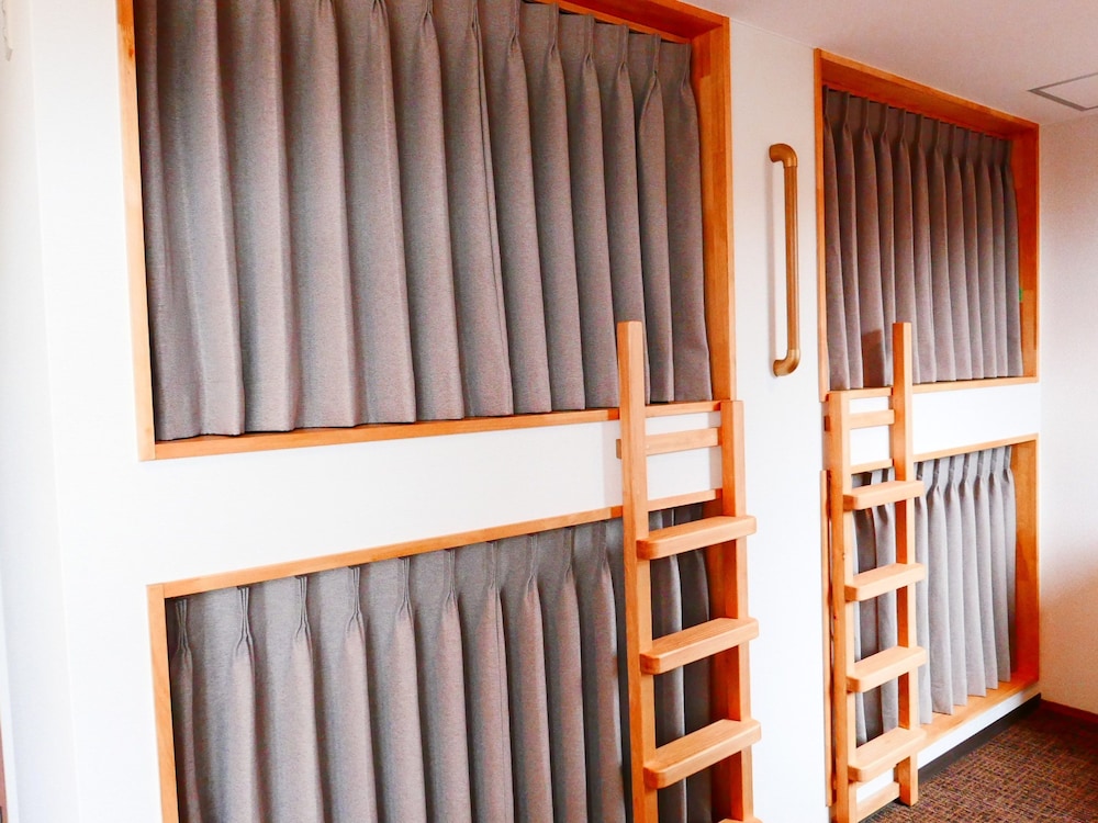 ダブルキャビンベッドドミトリー　共用バスルーム 客室1 | トラベラーズホステル ケイズハウス金沢