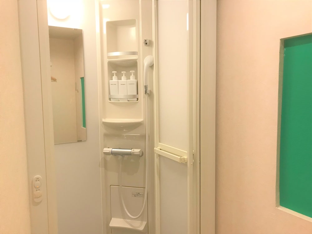 ダブルキャビンベッドドミトリー　共用バスルーム バスルームのシャワー2 | トラベラーズホステル ケイズハウス金沢