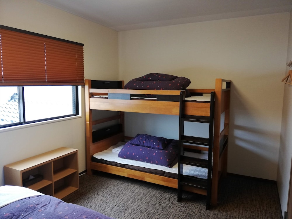 エコノミー 4 人部屋 禁煙 共用バスルーム 客室2 | トラベラーズホステル ケイズハウス金沢