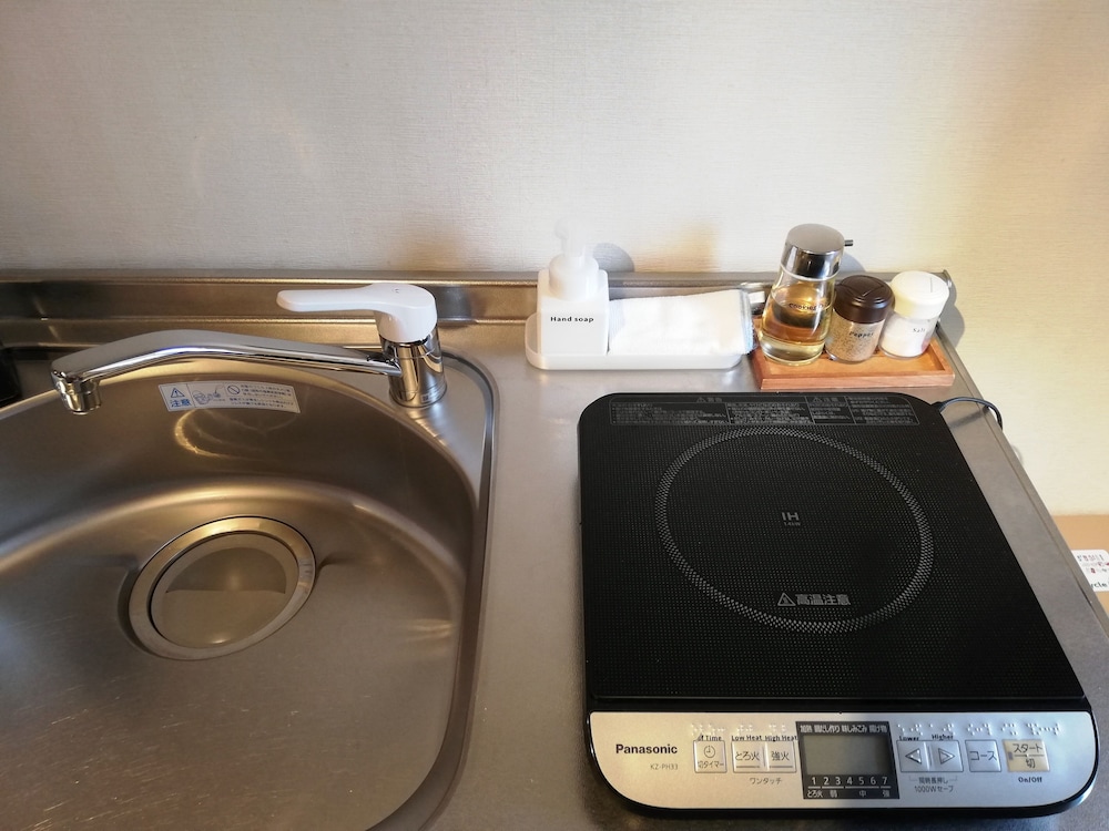 デラックス和室二間　ジェットバス・キッチン付き 専用簡易キッチン1 | トラベラーズホステル ケイズハウス金沢