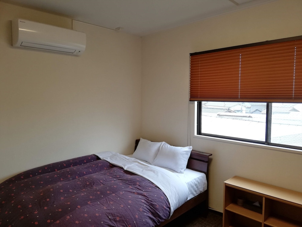 エコノミー 4 人部屋 禁煙 共用バスルーム 客室1 | トラベラーズホステル ケイズハウス金沢