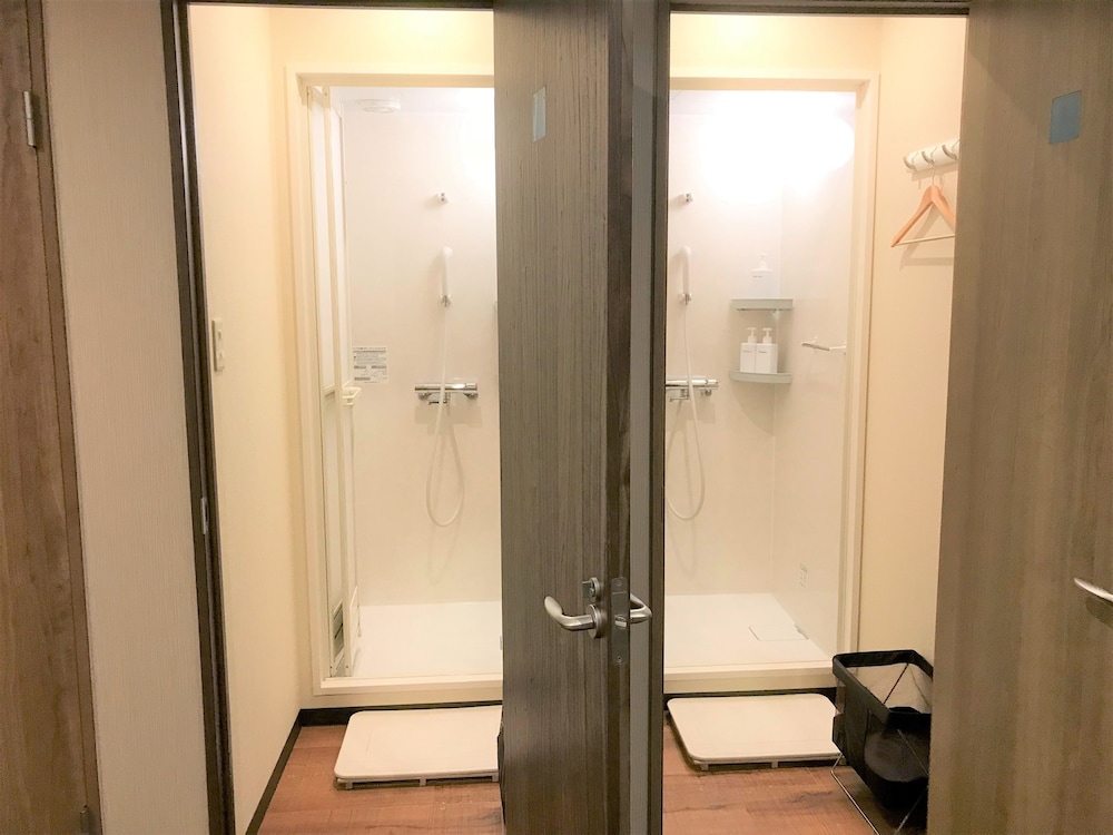 ダブルキャビンベッドドミトリー　共用バスルーム バスルームのシャワー1 | トラベラーズホステル ケイズハウス金沢