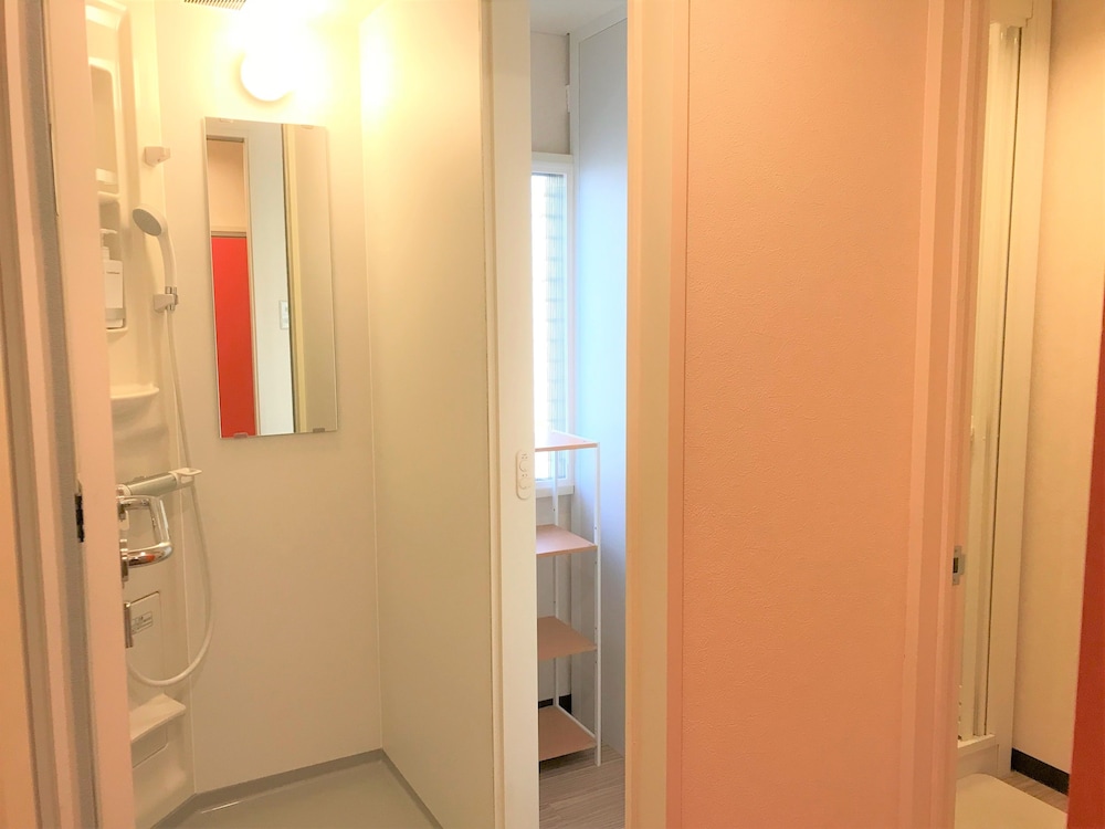 ダブルキャビンベッドドミトリー　共用バスルーム バスルームのシャワー0 | トラベラーズホステル ケイズハウス金沢