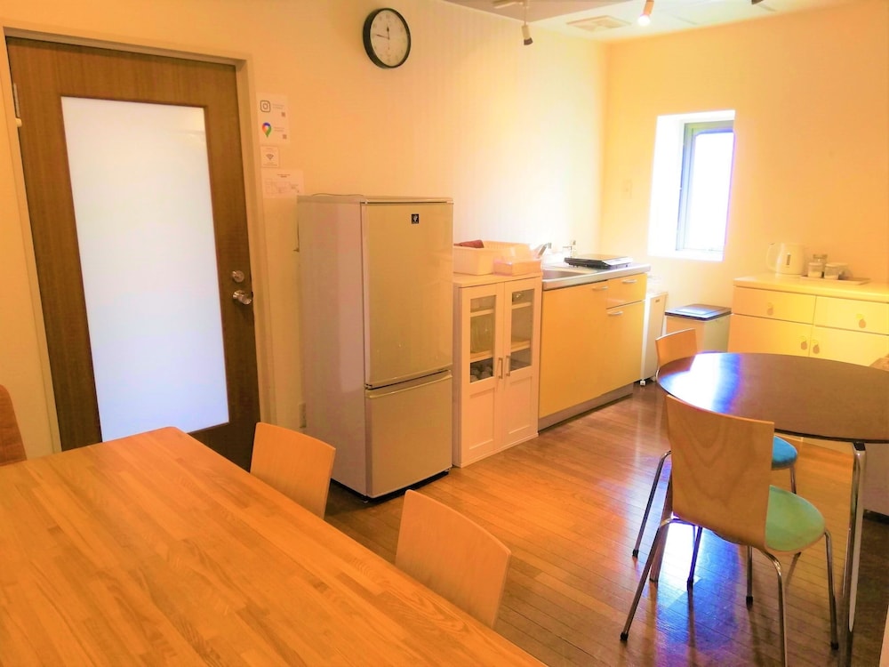 デラックス和室二間　ジェットバス・キッチン付き 専用簡易キッチン2 | トラベラーズホステル ケイズハウス金沢