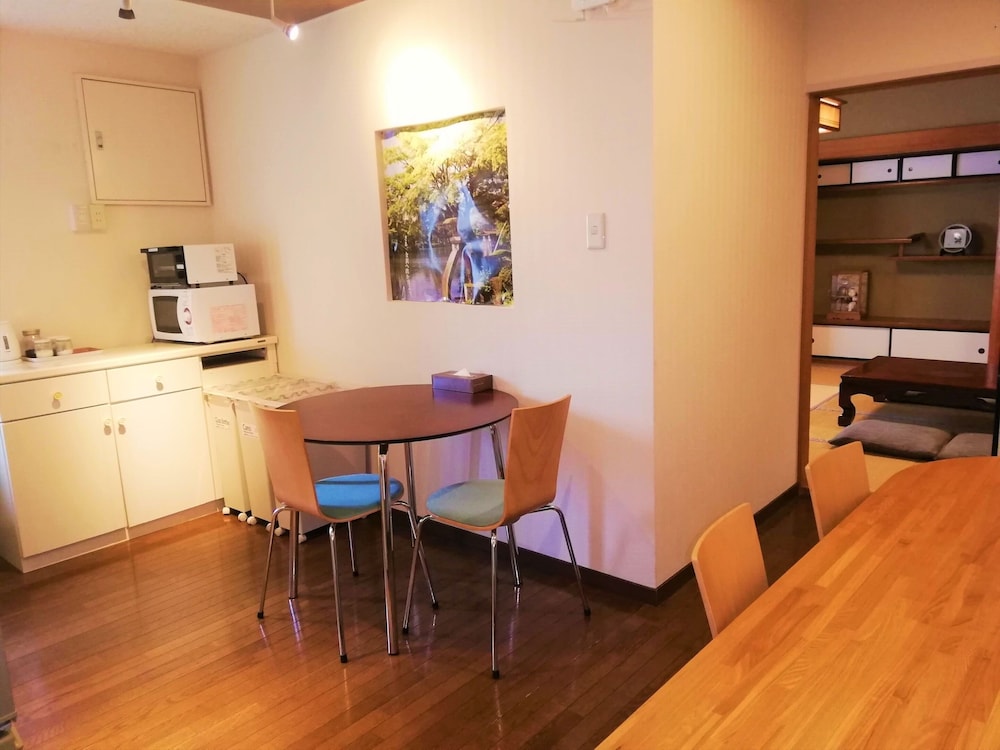 デラックス和室二間　ジェットバス・キッチン付き 客室内のダイニングエリア0 | トラベラーズホステル ケイズハウス金沢