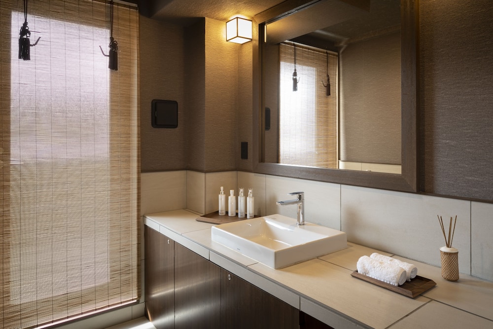 デラックス ツインルーム 1 ベッドルーム 浴槽 客室7 | THE JUNEI HOTEL 京都 御所西