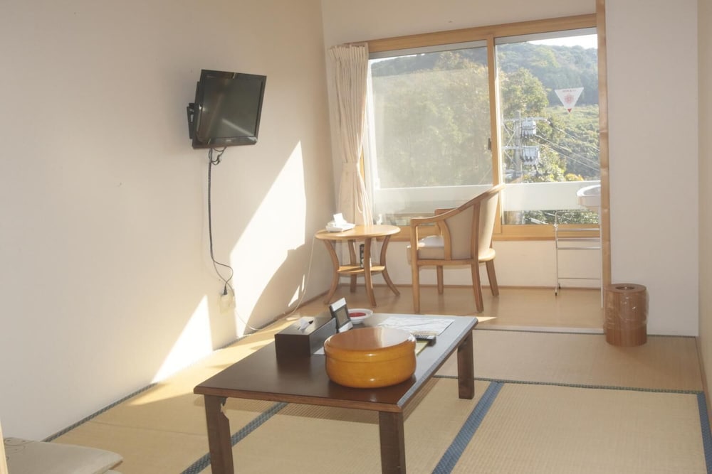 和室 2人部屋 リビングルーム1 | 国民宿舎 壱岐島荘
