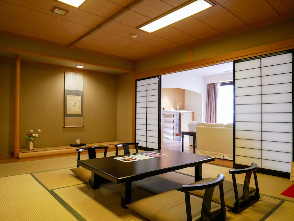 客室1 | 扉温泉明神館