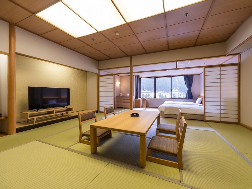 [禁煙] 別館 飛鳥スーペリア 和洋室 街側 (15畳+ベッド2台) | 黒部・宇奈月温泉 やまのは