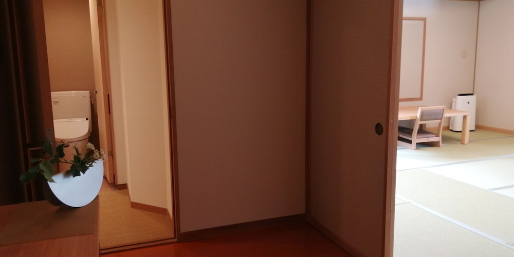 [禁煙] 別館 飛鳥 スタンダード和室 街側 (12.5畳+広縁) 客室2 | 黒部・宇奈月温泉 やまのは