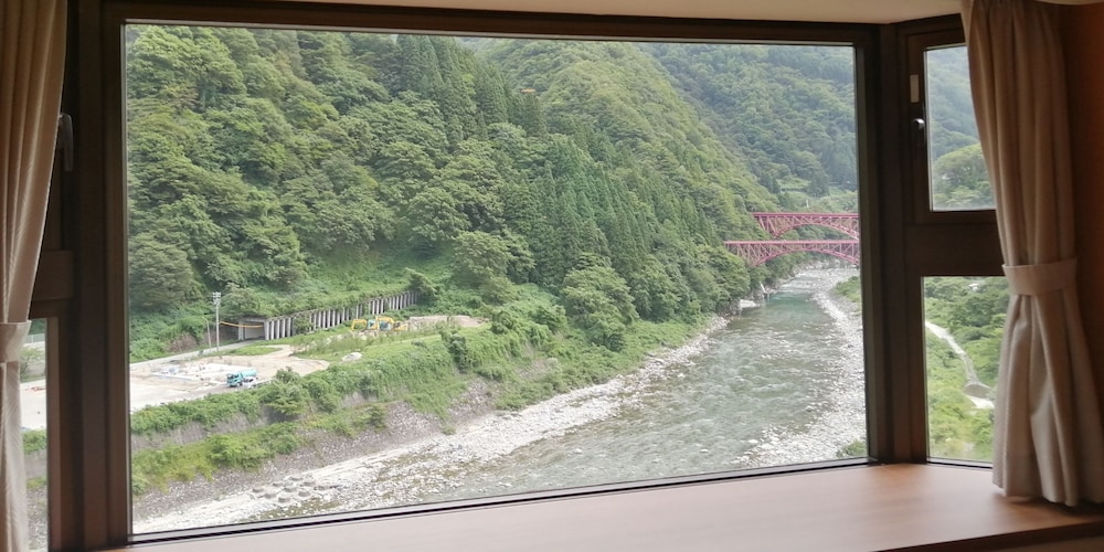 [禁煙] 本館デラックス 洋室 川側 バルコニーからの眺望0 | 黒部・宇奈月温泉 やまのは