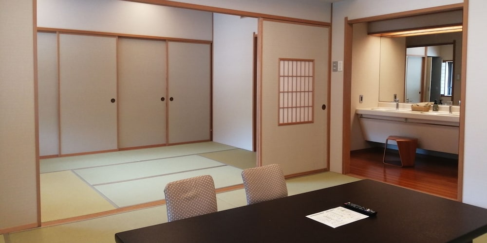 [禁煙] 本館スーペリア 和室二間 街側 (10+7.5畳) 客室1 | 黒部・宇奈月温泉 やまのは (オリックスホテルズ＆リゾーツ)