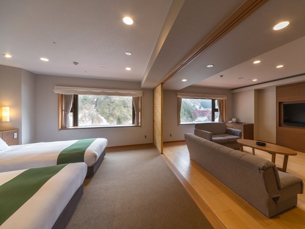 [禁煙] 本館デラックス 洋室 川側 客室2 | 黒部・宇奈月温泉 やまのは