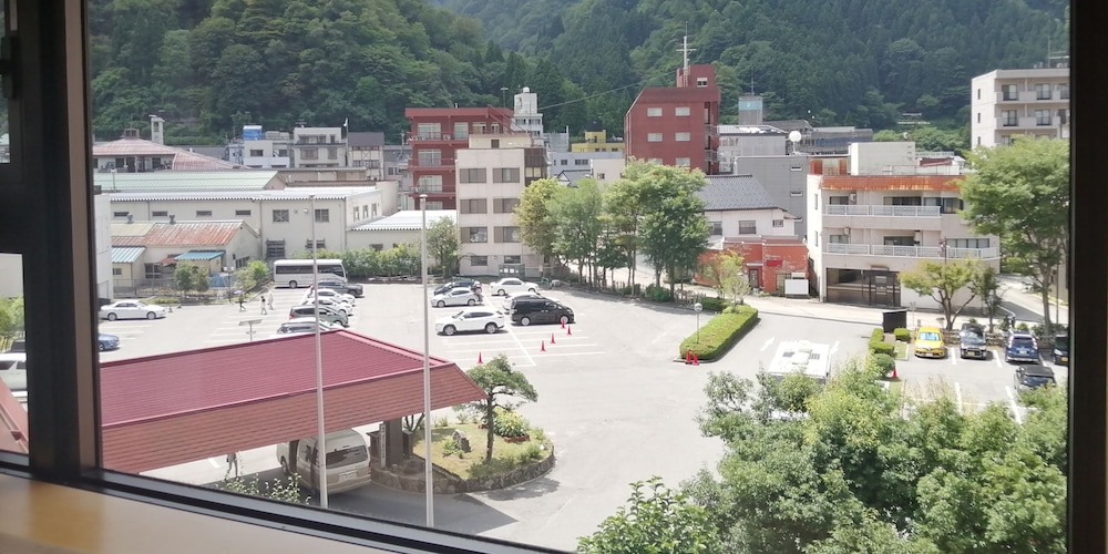 [禁煙] 本館スーペリア 和室二間 街側 (10+7.5畳) バルコニーからの眺望0 | 黒部・宇奈月温泉 やまのは (オリックスホテルズ＆リゾーツ)