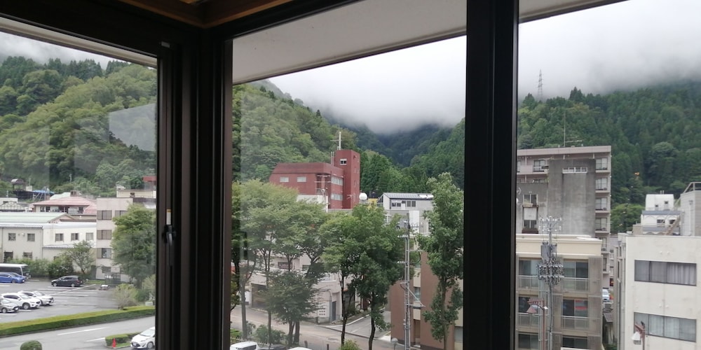 [禁煙] 別館 飛鳥スーペリア 和洋室 街側 (15畳+ベッド2台) バルコニーからの眺望0 | 黒部・宇奈月温泉 やまのは