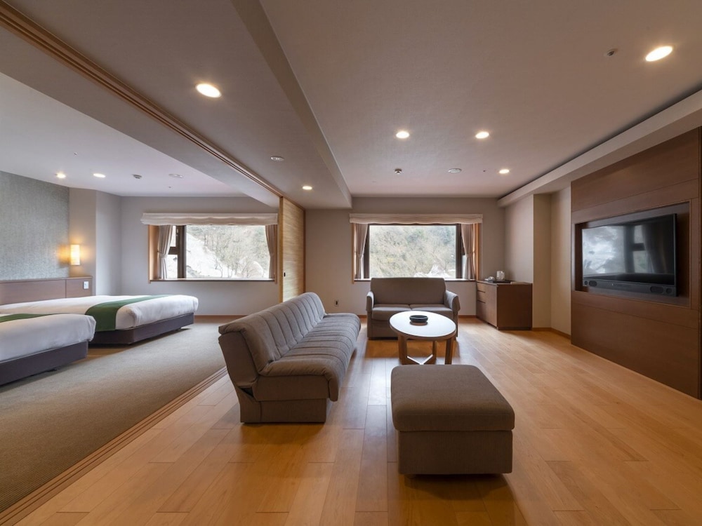 [禁煙] 本館デラックス 洋室 川側 客室1 | 黒部・宇奈月温泉 やまのは