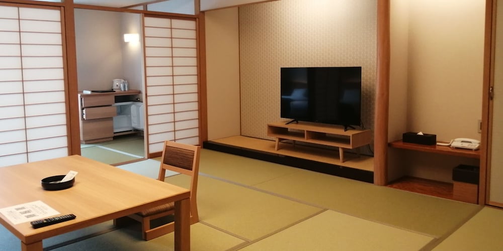 [禁煙] 別館 飛鳥スーペリア 和洋室 街側 (15畳+ベッド2台) 客室3 | 黒部・宇奈月温泉 やまのは