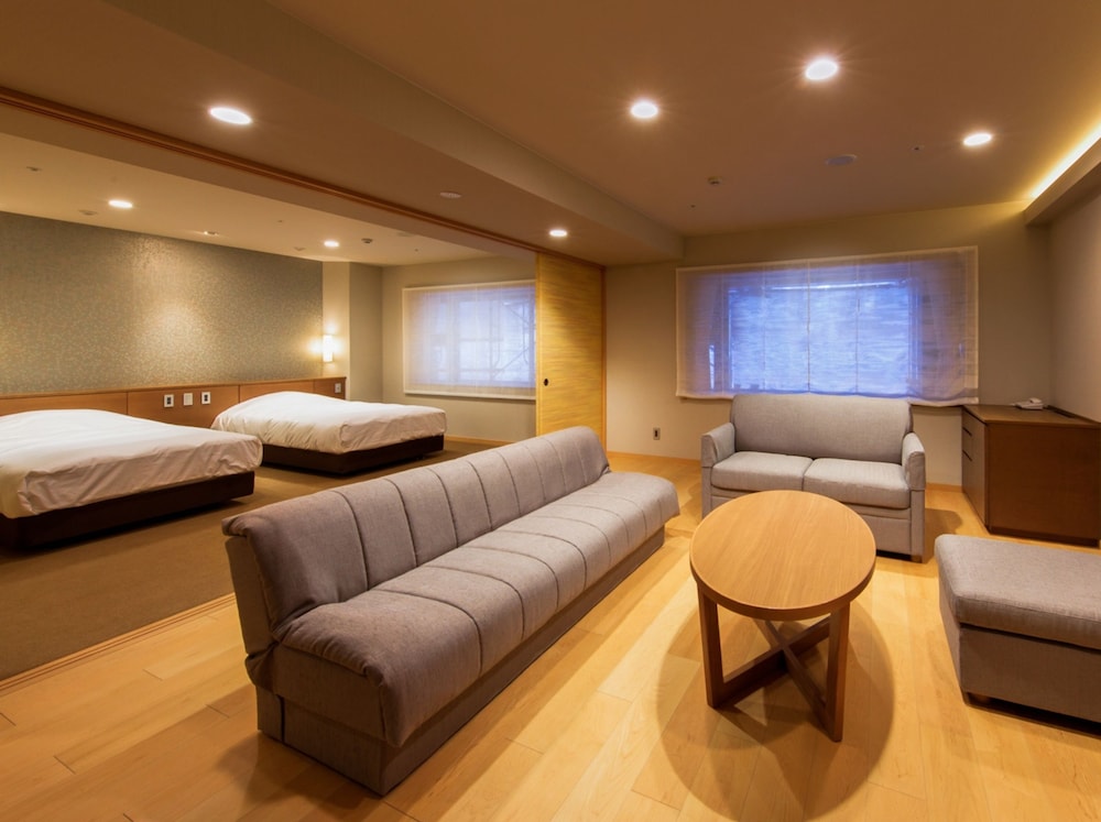 [禁煙] 本館デラックス 洋室 川側 | 黒部・宇奈月温泉 やまのは