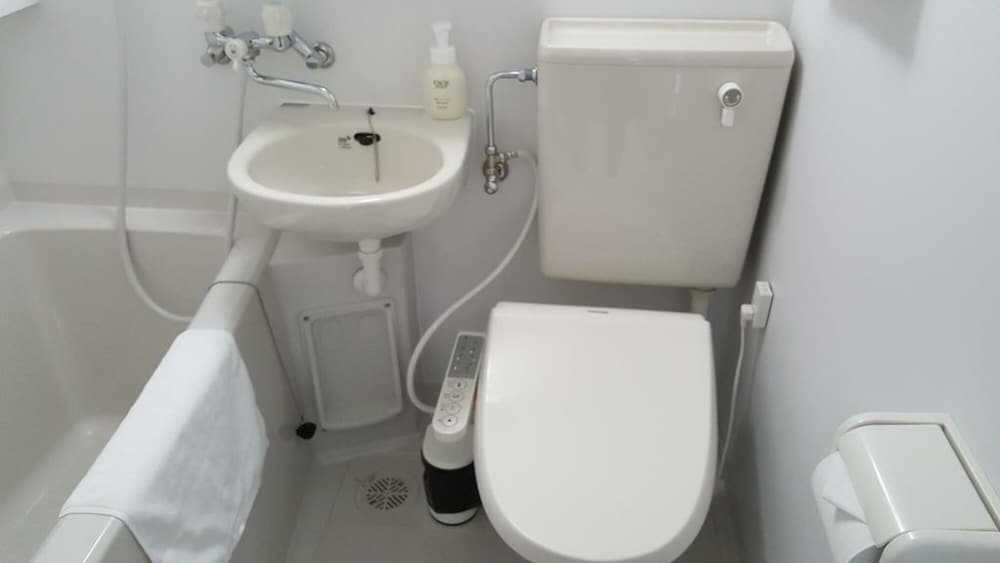 [高層6・7階/洞爺湖側眺望] くつろぎの和室8畳～10畳/最大4名様迄 [禁煙](3名以上利用時のみ布団を用意) バスルーム1 | 洞爺温泉ホテル華美