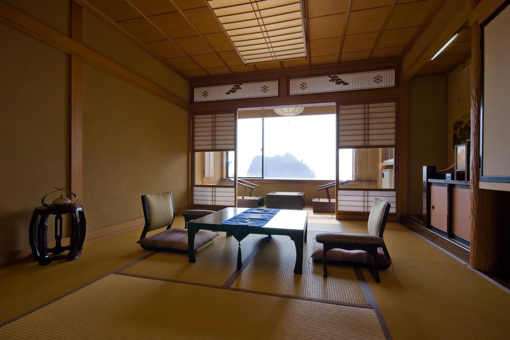 標準和室 客室内のダイニングエリア0 | 海辺のかくれ湯 清流