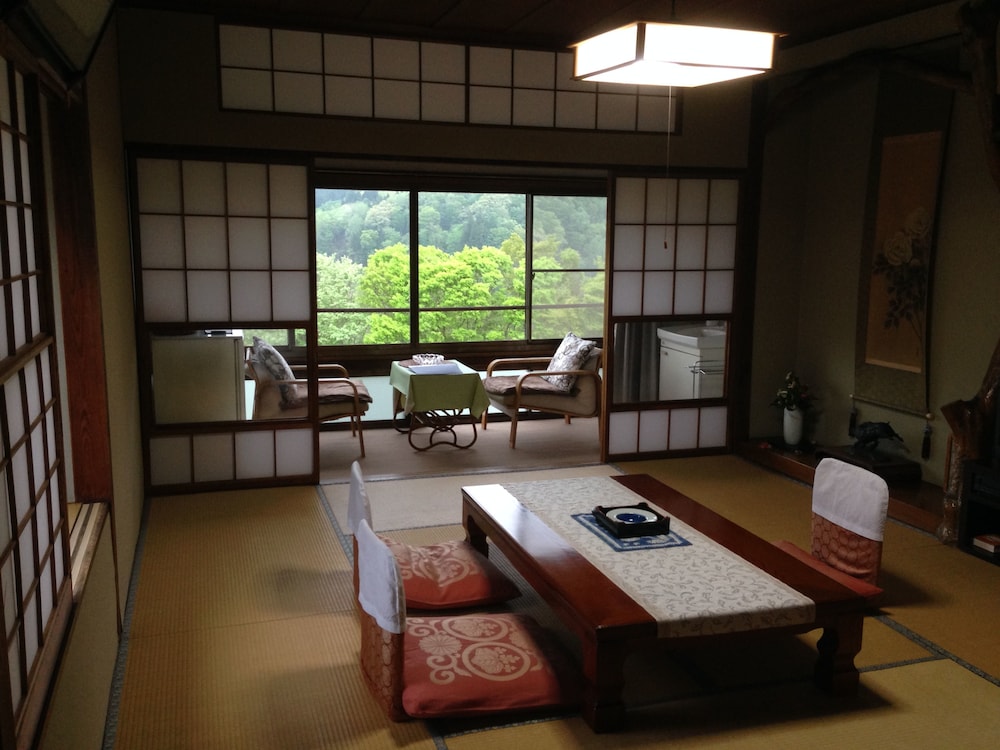 昔ながらの和室6-10畳 (バストイレなし･Wi-Fi無料) 客室1 | 香風館