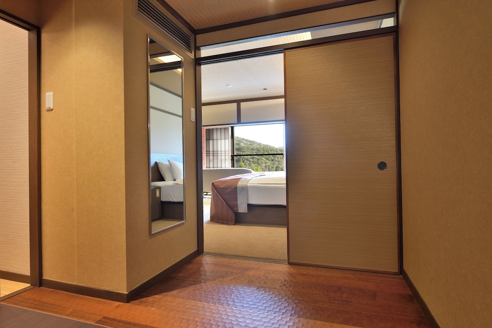 セミスイート ツインベッドルーム 禁煙 客室2 | 湯郷温泉「ホテル湯の杜 美春閣」