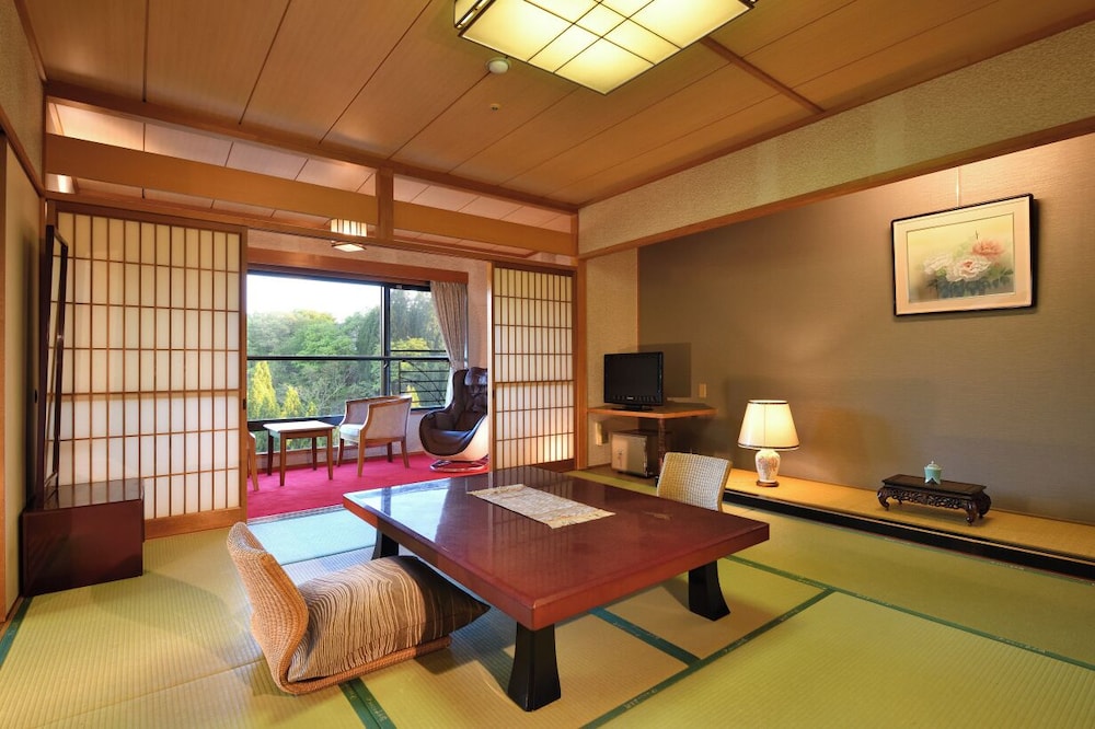 最上階客室「浪漫亭」(特別室‐茜の間) 禁煙 客室2 | 湯郷温泉「ホテル湯の杜 美春閣」