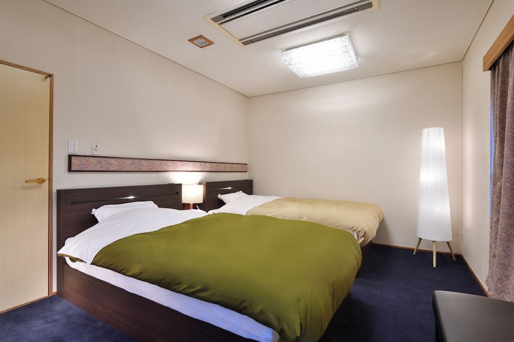 最上階客室「浪漫亭」(特別室‐茜の間) 禁煙 客室3 | 湯郷温泉「ホテル湯の杜 美春閣」