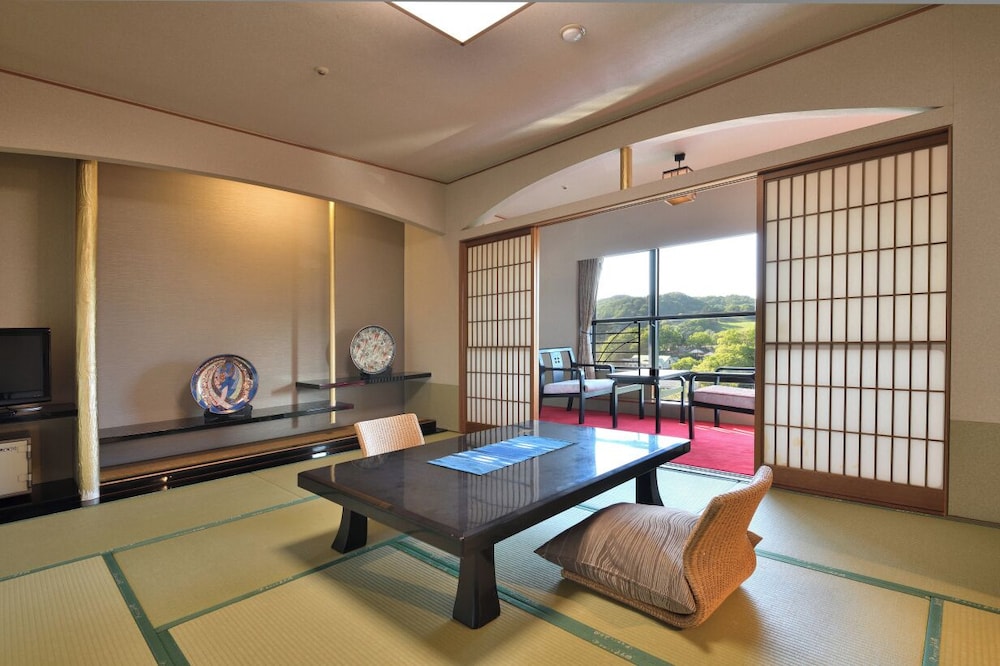 最上階客室「浪漫亭」(特別室‐那岐の間) 禁煙 客室2 | 湯郷温泉「ホテル湯の杜 美春閣」