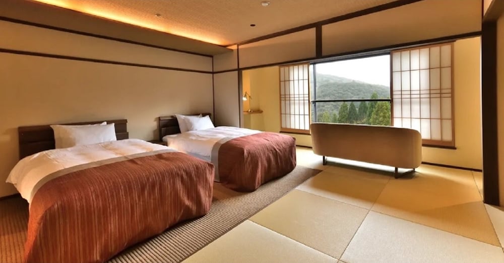 セミスイート ツインベッドルーム 禁煙 部屋からの景観1 | 湯郷温泉「ホテル湯の杜 美春閣」