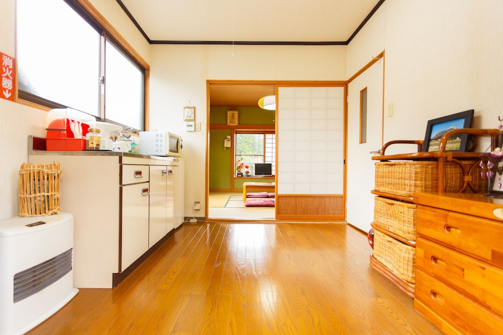 和室 8畳 キッチン&バストイレ付き 専用簡易キッチン0 | ゆふいん田舎村いなか荘