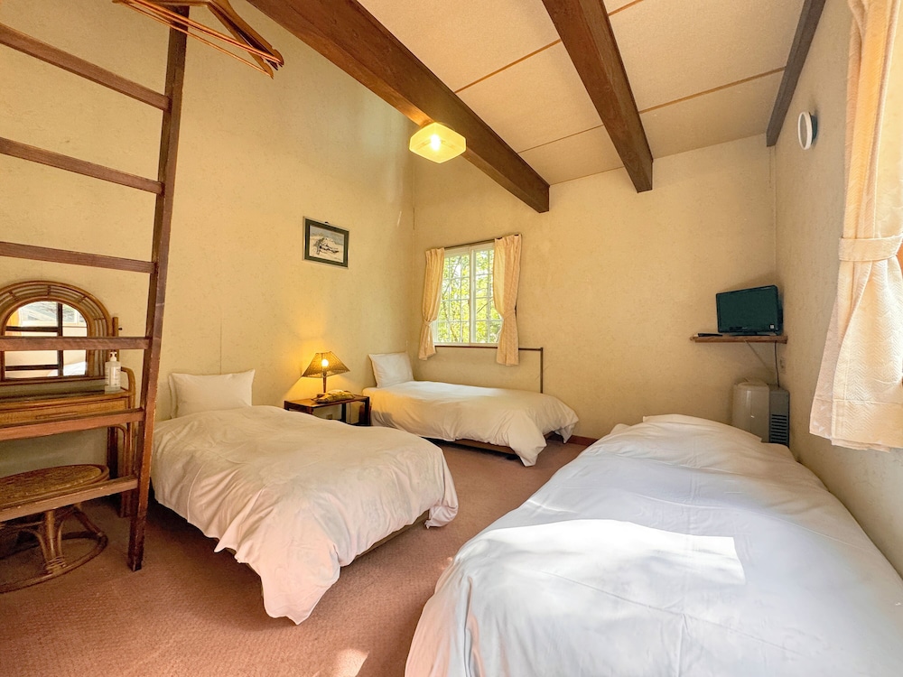 スーペリア トリプルルーム 共用バスルーム 客室5 | ペンショオーネ ランタンリルン