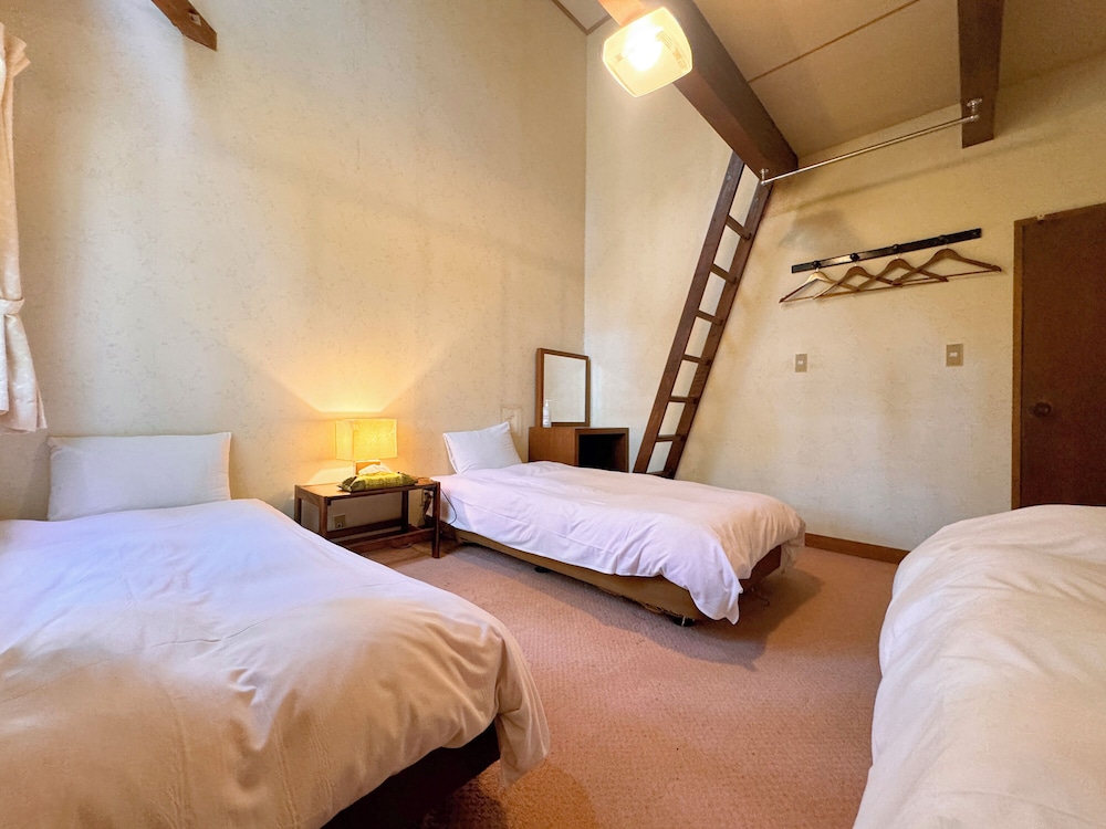 スーペリア トリプルルーム 共用バスルーム | ペンショオーネ ランタンリルン