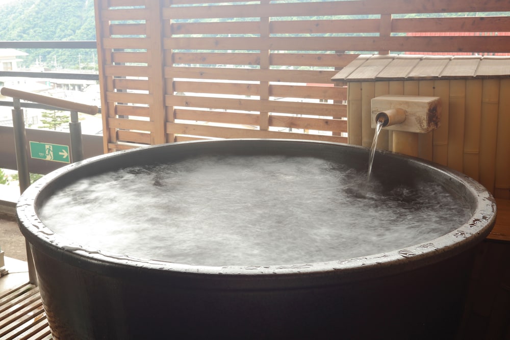 和室（露天風呂付き） 深めの浴槽0 | ホテル双葉