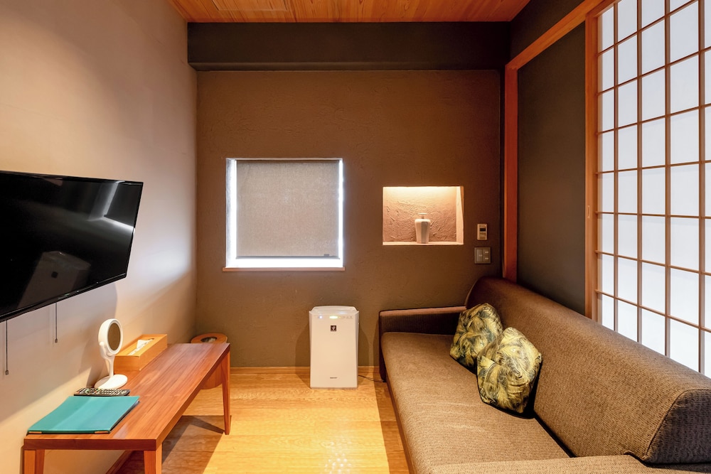 スーペリア ルーム ガーデンビュー リビング エリア1 | ゴザンホテル & サービスアパートメント東山三条