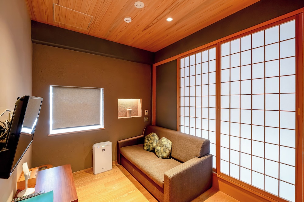 スーペリア ルーム ガーデンビュー リビング エリア0 | ゴザンホテル & サービスアパートメント東山三条