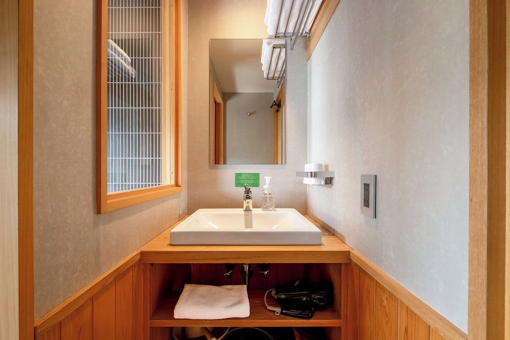 スーペリア ルーム ガーデンビュー バスルーム2 | ゴザンホテル & サービスアパートメント東山三条