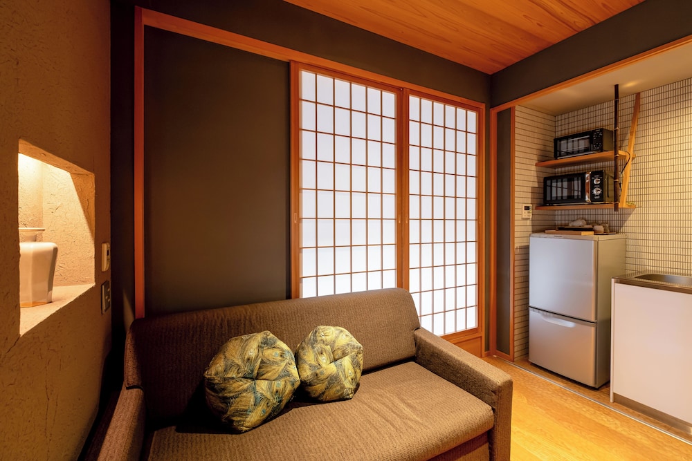 スーペリア ルーム ガーデンビュー リビング エリア2 | ゴザンホテル & サービスアパートメント東山三条