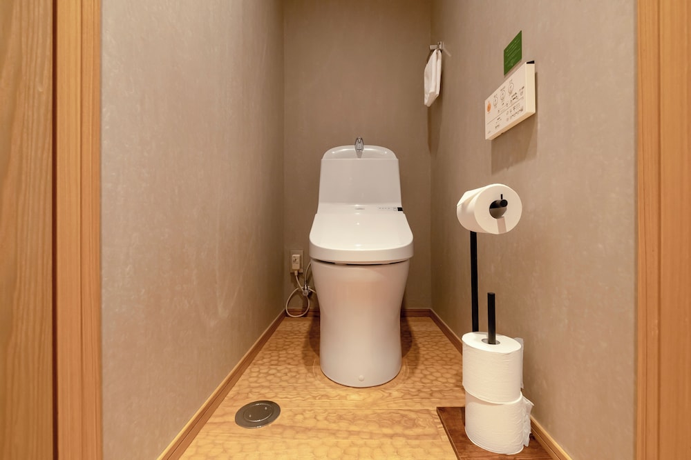 スーペリア ルーム ガーデンビュー バスルーム1 | ゴザンホテル & サービスアパートメント東山三条