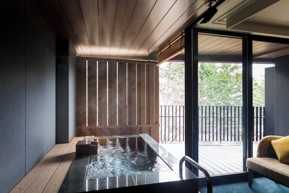 リバーフロント 洋室 露天風呂付き 禁煙 バスルーム1 | 蓼科グランドホテル滝の湯