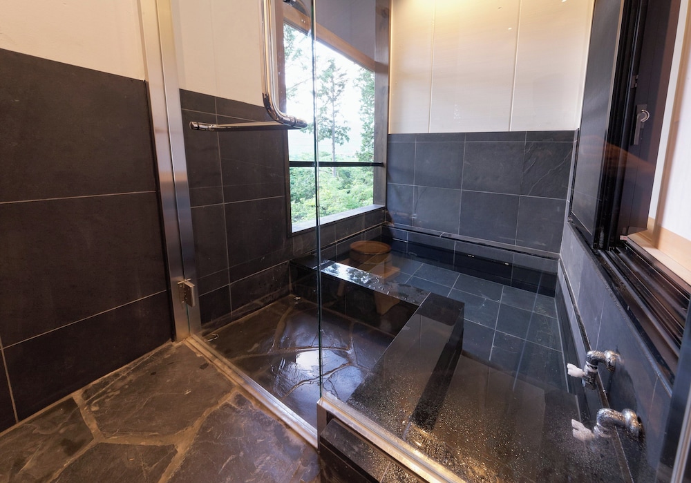 露天風呂付ツイン和室（禁煙） バスルーム1 | ススキの原 一の湯