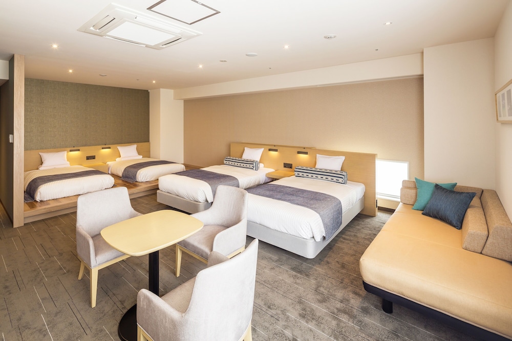 デラックス 4 人部屋 (シングルベッド 4 台) | アートホテル石垣島