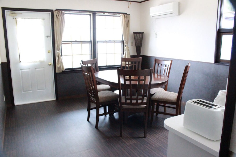 スーペリア トリプルルーム 禁煙 客室内のダイニングエリア0 | 南国ロッジ Booya