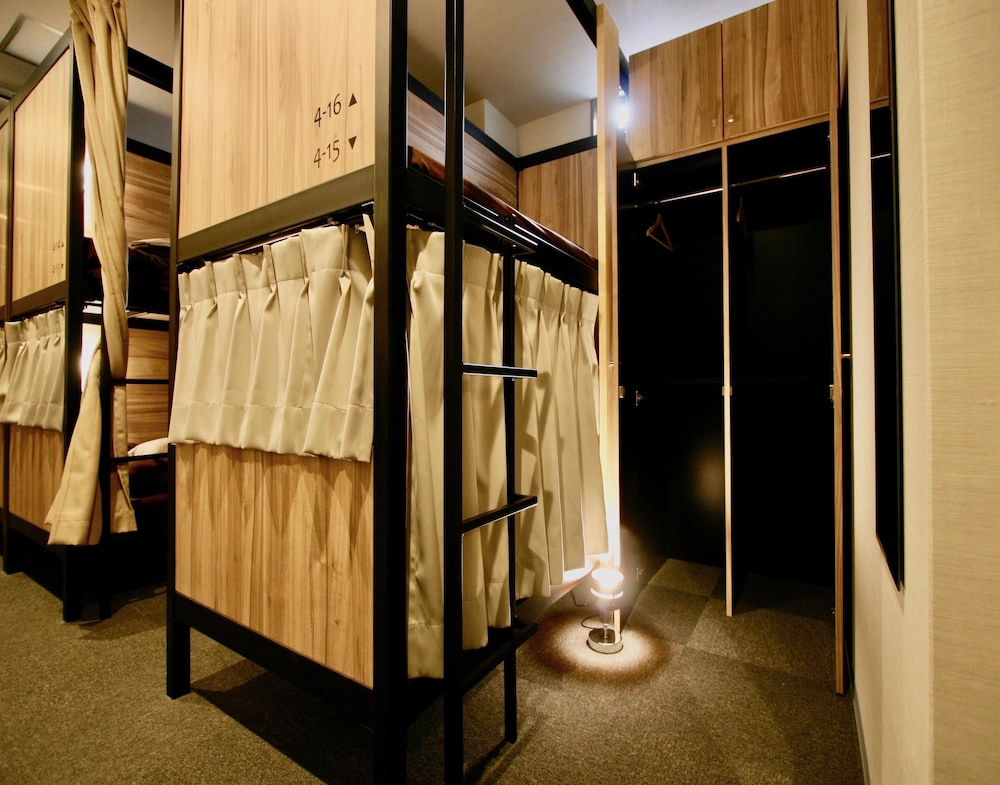 半個室ドミトリールーム (2名まとめて予約) (21時前のチェックイン） 客室2 | 難波ゲストハウスハイブ