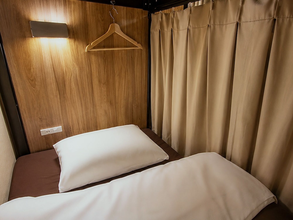 ドミトリールーム 男女共用 ベッド2台 大人22〜26名（21時前のチェックイン） 客室21 | 難波ゲストハウスハイブ