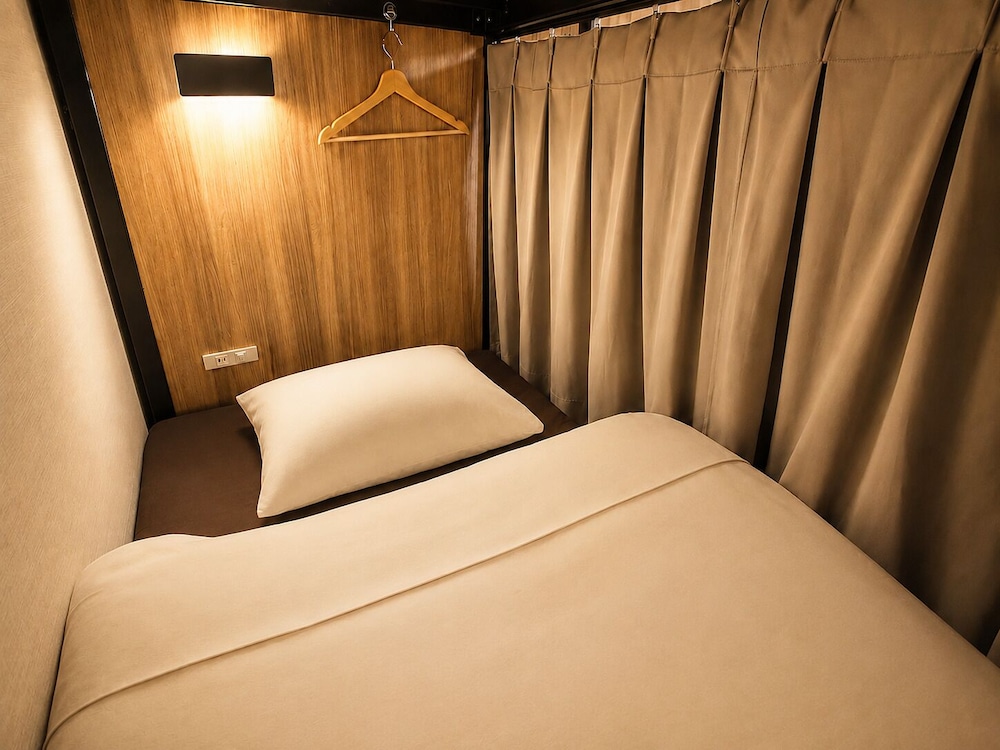 ドミトリールーム 男女共用 ベッド2台 大人22〜26名（21時前のチェックイン） 客室16 | 難波ゲストハウスハイブ